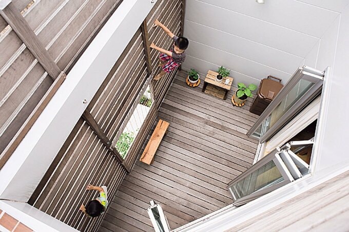 3階のバルコニーからアウトドアリビングを見下ろす