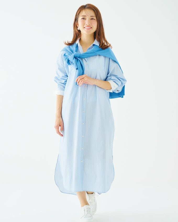 夏仕様のファッションに身を包んでいる女性