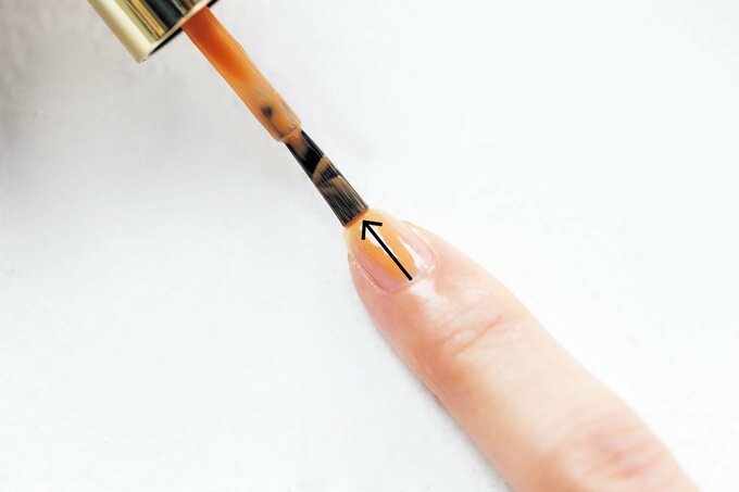 ネイルを塗る様子