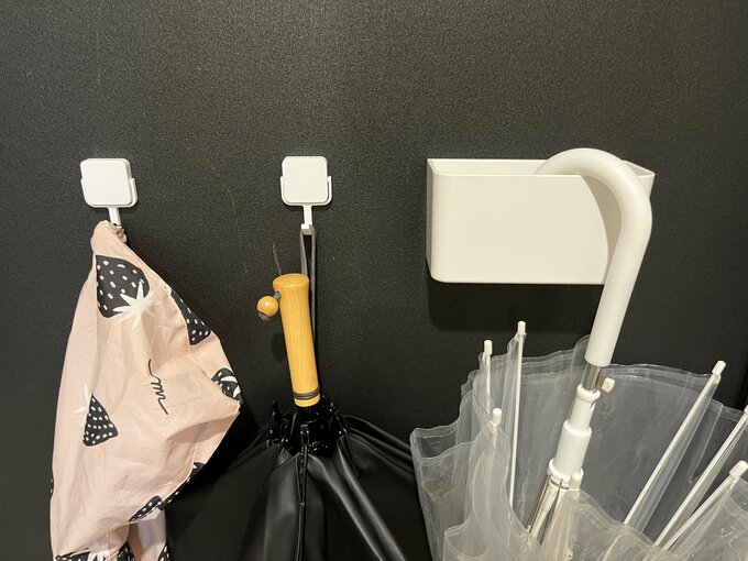 100円ショップで購入したマグネットフックやラックを使った、一時置きスペース