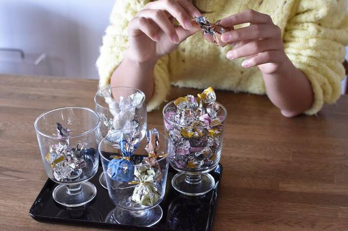 グラスに入ったお菓子とお菓子を持つ様子