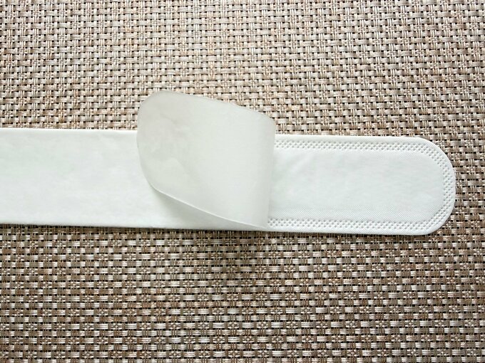 はく離紙をはがす