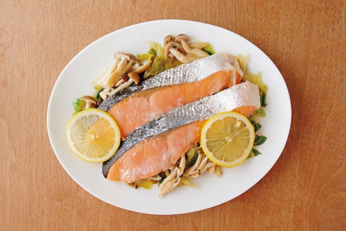 レタスと甘塩鮭のバター蒸し