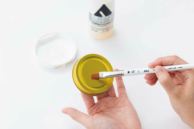 ビンのフタにプライマーを塗り、冷風で乾かす