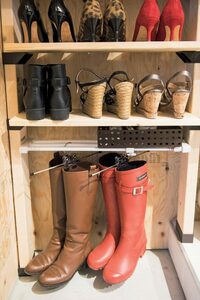 靴棚　突っ張り棒にブーツ掛ける