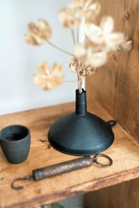 ジョウゴにペイントしてアイアン風の花器