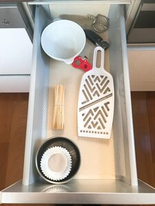 今では輪ゴムで束ねて、そのまま置くだけの収納に