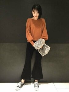 女性らしいブラックパンツ