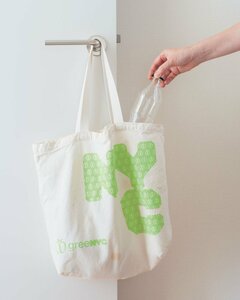 キッチンのドアにかけたエコバッグ