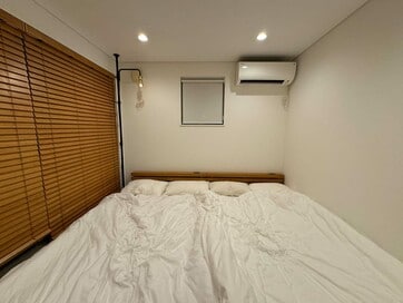 寝室4.5畳でLDKを広くした家。4人で寝ても、ベッドと照明選びの工夫で意外と快適