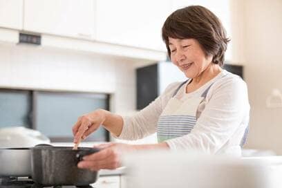 76歳の母が初めてのラーメンづくり。書いてある通りにつくればいいのに…