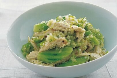 レンチンで爆誕「キュウリと蒸し鶏のネギソース」。プロ技の"キュウリの切り方”でおいしさ倍増　