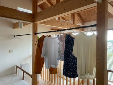 吹き抜けの廊下を、室内干しスペースにして快適。ランドリールームなしの人は参考に