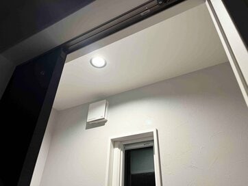 住んで半年、センサーライトにせず後悔した場所4つ。トイレへの廊下、階段、納戸の中…