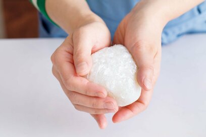 傷まないお弁当づくりの手順。まな板や包丁は60℃のお湯で多くの菌が死滅