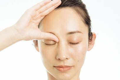 眉間のシワとクマを撃退し、老け見えを阻止。道具いらずの目元ほぐし