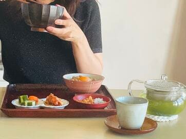 50代ひとり暮らしの「リアルな朝食」。心を満たすおかず、メニューの固定化で“がんばらず楽しむ”