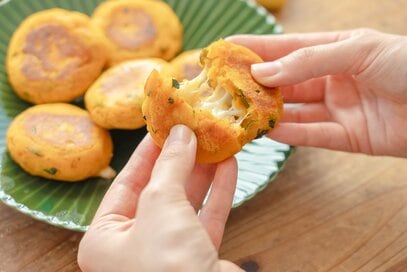 ハロウィーンにぴったり「カボチャのチーズもち」レシピ。外カリッ、中とろ～りの楽しい食感