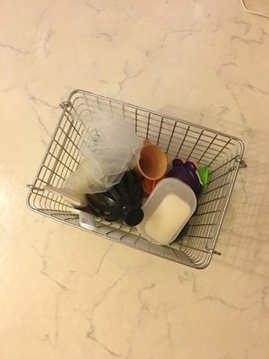 バスケットに石けんなど