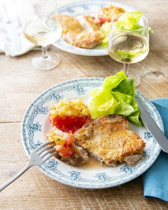 焼いた肉に野菜を添える