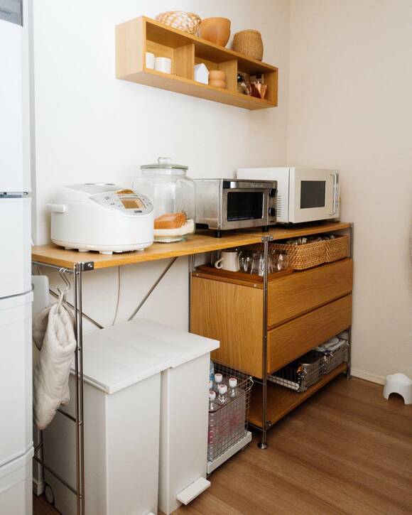 収納棚に炊飯器など