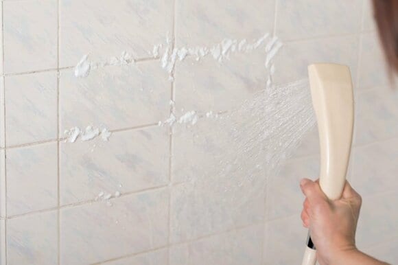 漂白剤ペーストを塗り上からラップで湿布をする