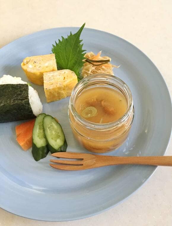 お皿にビンや野菜など