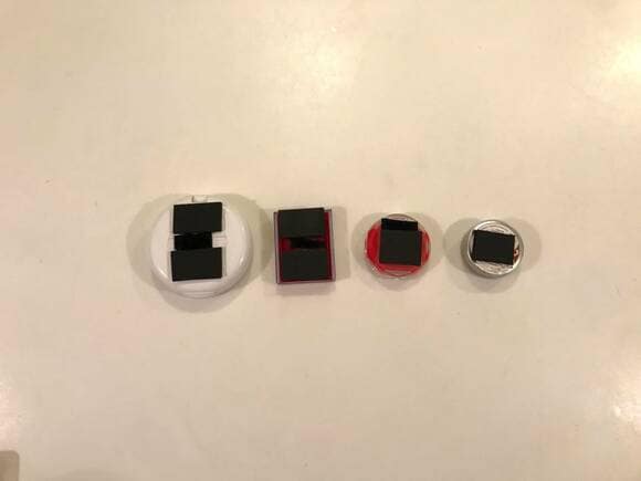 化粧品のケースの裏にシールタイプのマグネットを切ってはる