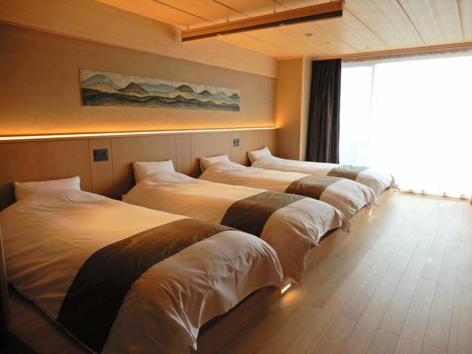 4名用にベッドが並ぶ2つの寝室