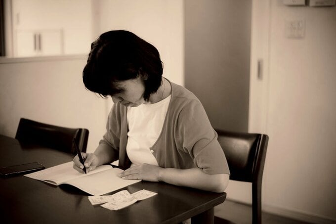 女性メモ中モノクロ画像