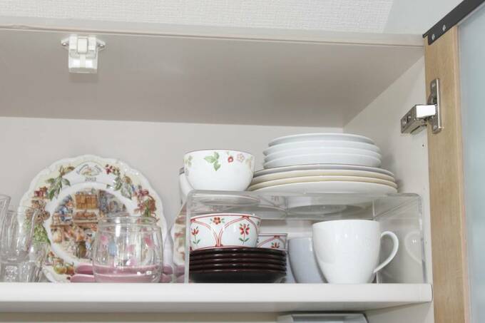 仕切棚の上に来客用食器