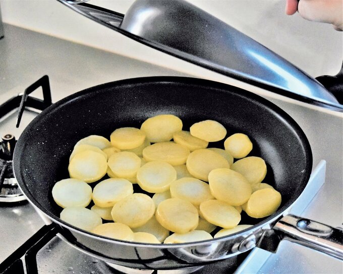 フライパンにジャガイモ