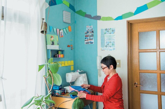 ミシンをかける女性