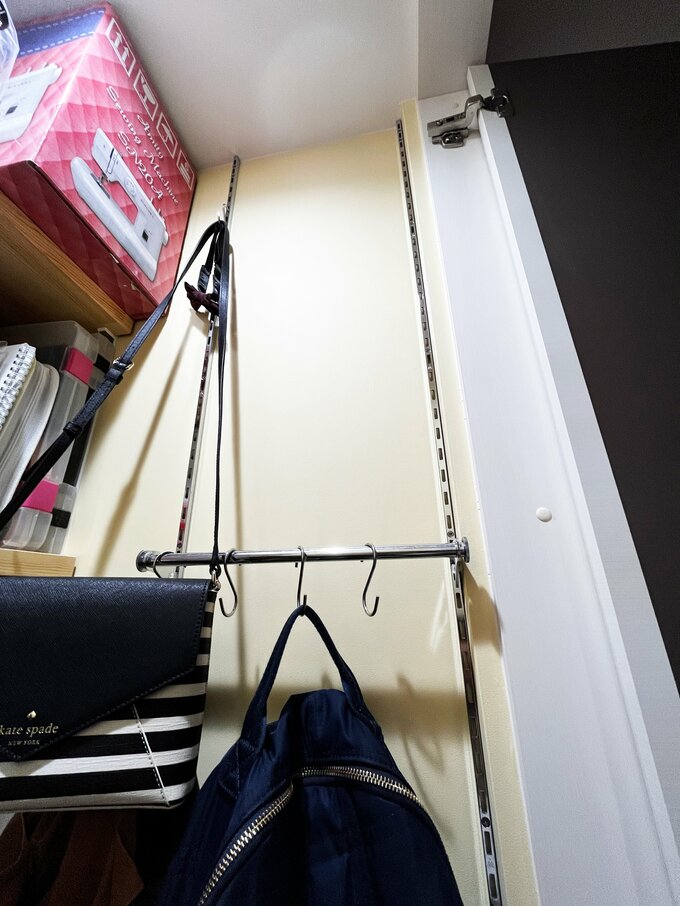 カバン類は引っかけて収納