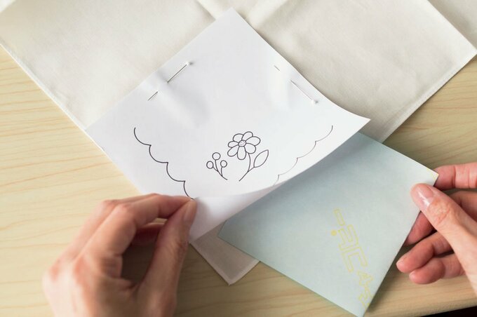 図案を生地に写す様子