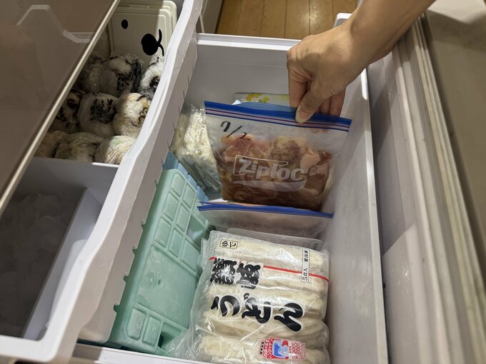 冷凍肉を取り出す様子