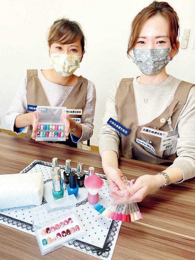 女性二人ネイル