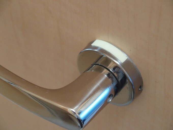 ドアノブに蓄光テープ