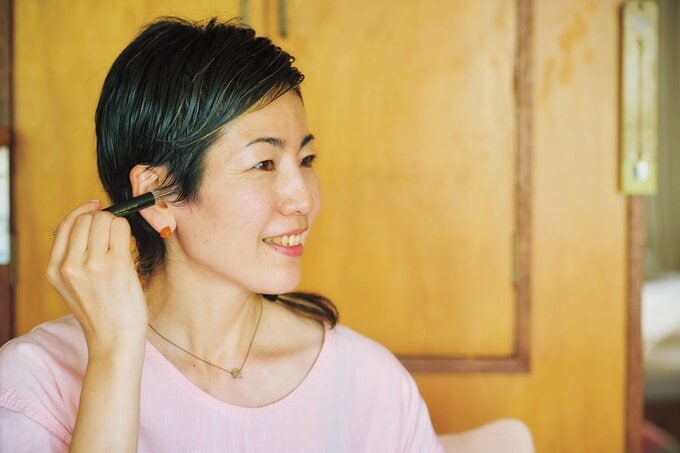 耳つぼを押す女性