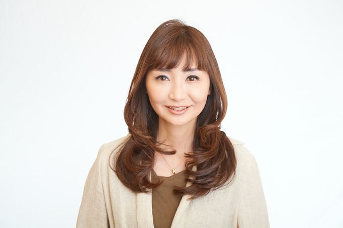 大きめのカールスタイルの女性