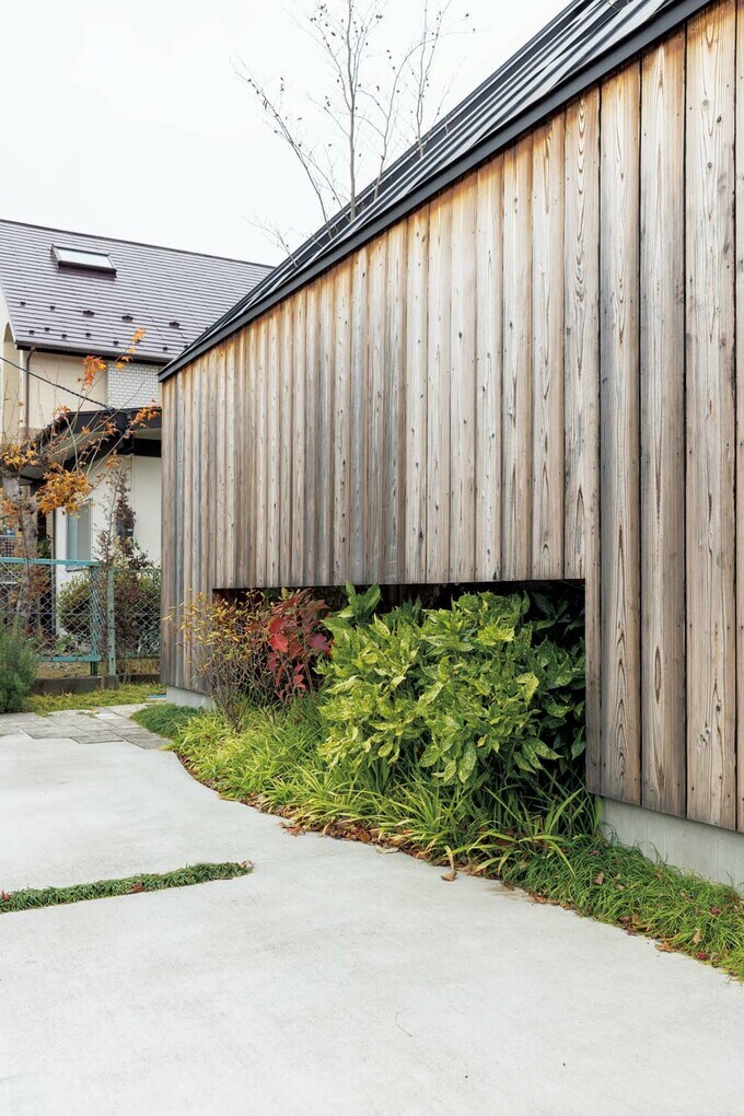 外壁は焼杉板張り