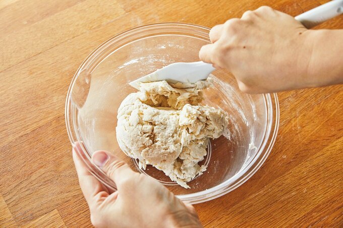 切りっぱなしパンの生地をこねる