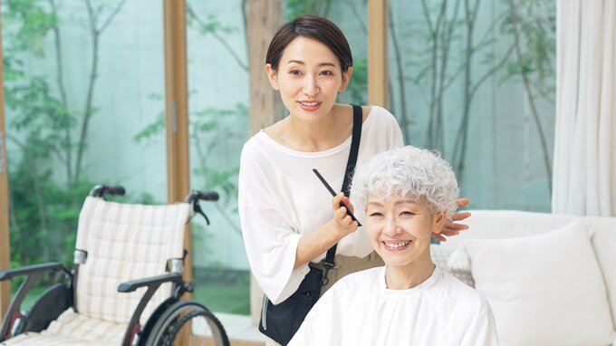 髪を切るシニア女性