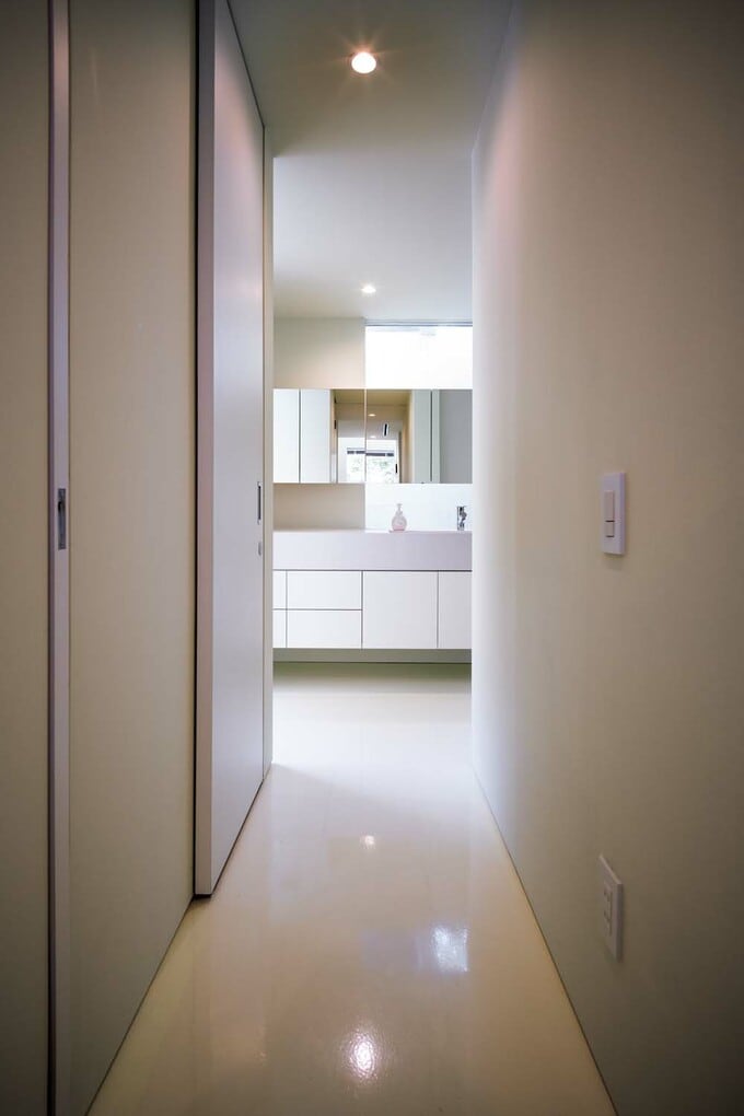 ウォークインクローゼットを通り抜けて洗面へ