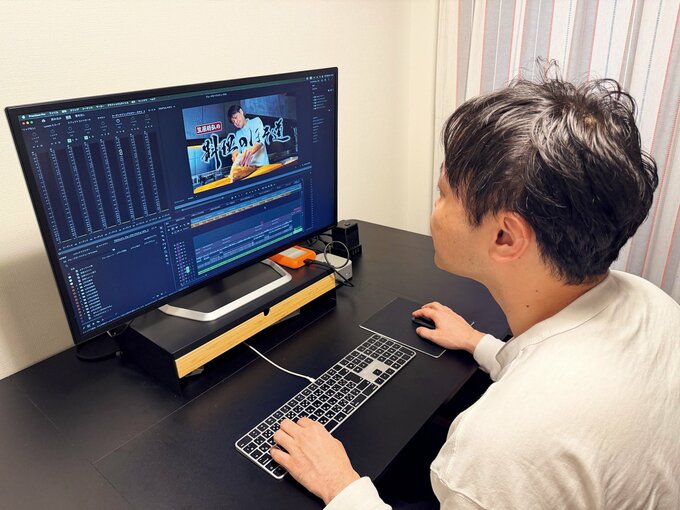 パソコンで動画を編集する様子