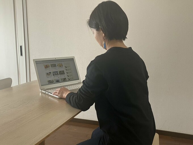 デスクワークをしている図