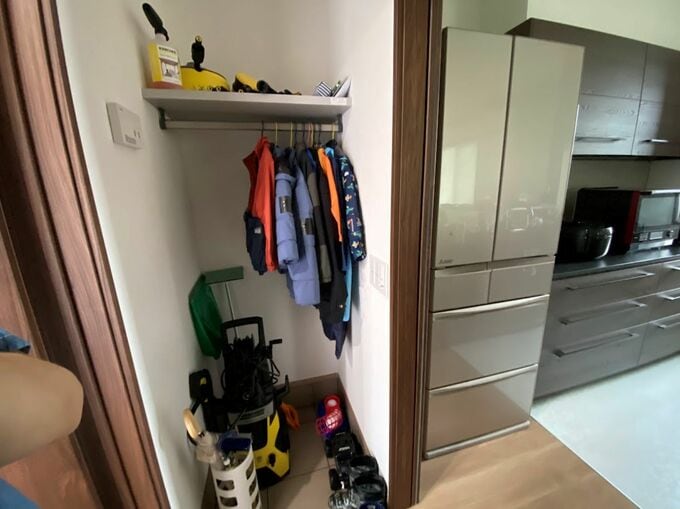 シンプルな収納スペースにおいているもの