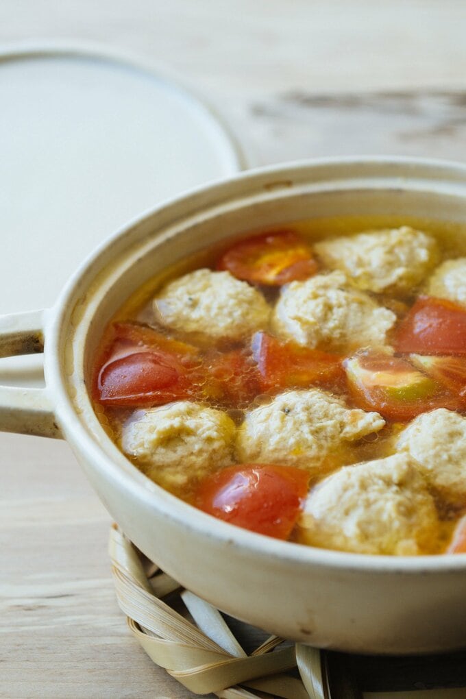 ふわっふわ鶏団子とトマトのみそ鍋