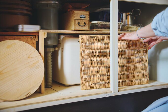 シンク下の調理家電や排水パイプを隠すラタン調のフタ