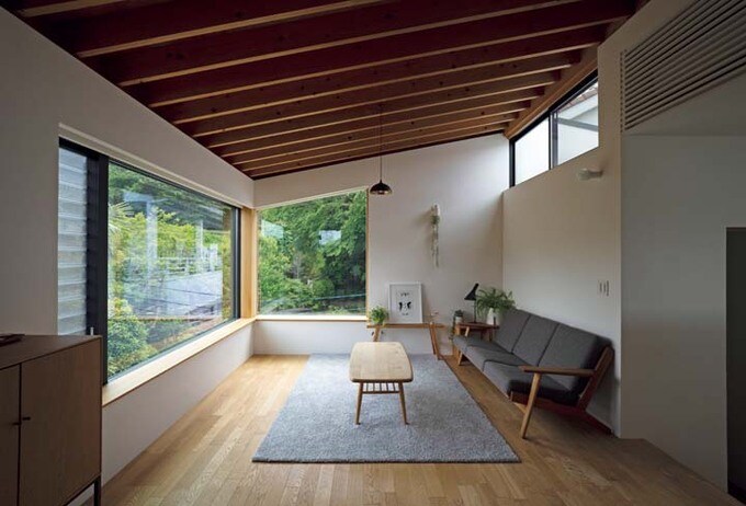 東の山側の風景を取り込んだリビング